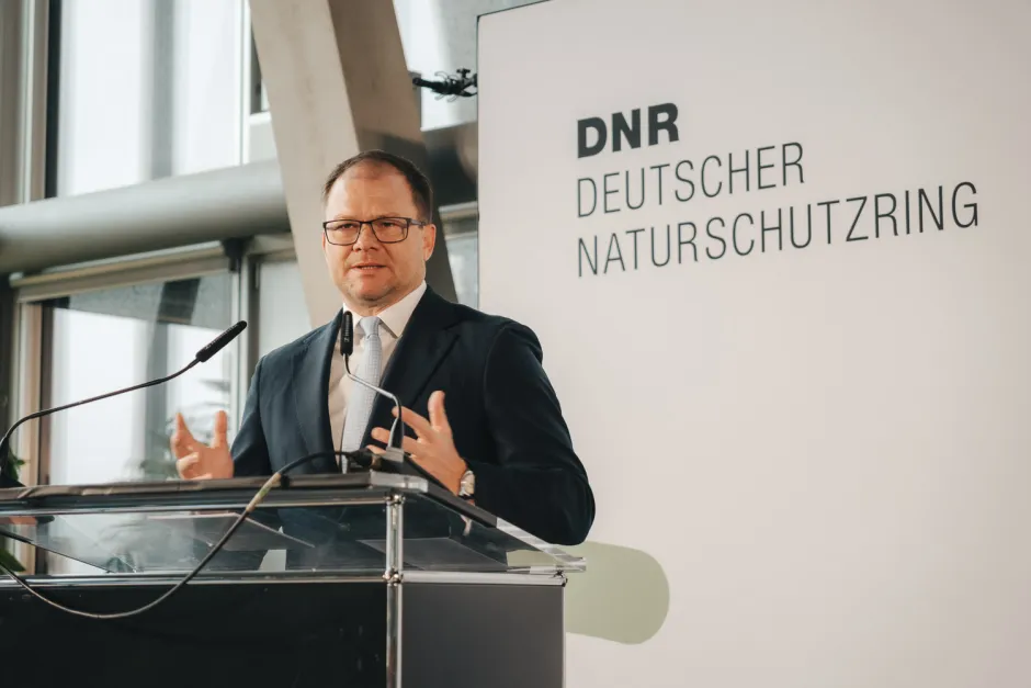 Aufnahme von Bundesumweltminister Carsten Schneider bei seiner Rede